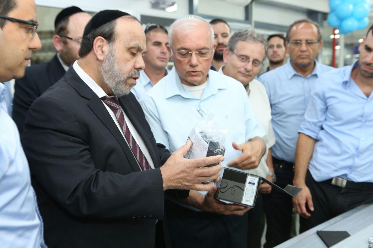 השר עם שלמה אברהמי. צילום דייגו מיטלברג