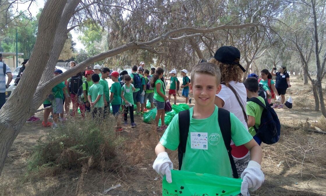 עומר כספי ביום הניקיון בב"ש. צילום יח"צ