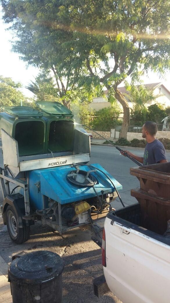 ניקיון הפחים במיתר. צילום שמעון סרוסי