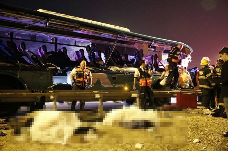 חלק מהפצועים שכבו מחוץ לאוטובוס וחלקם נלכדו בפנים