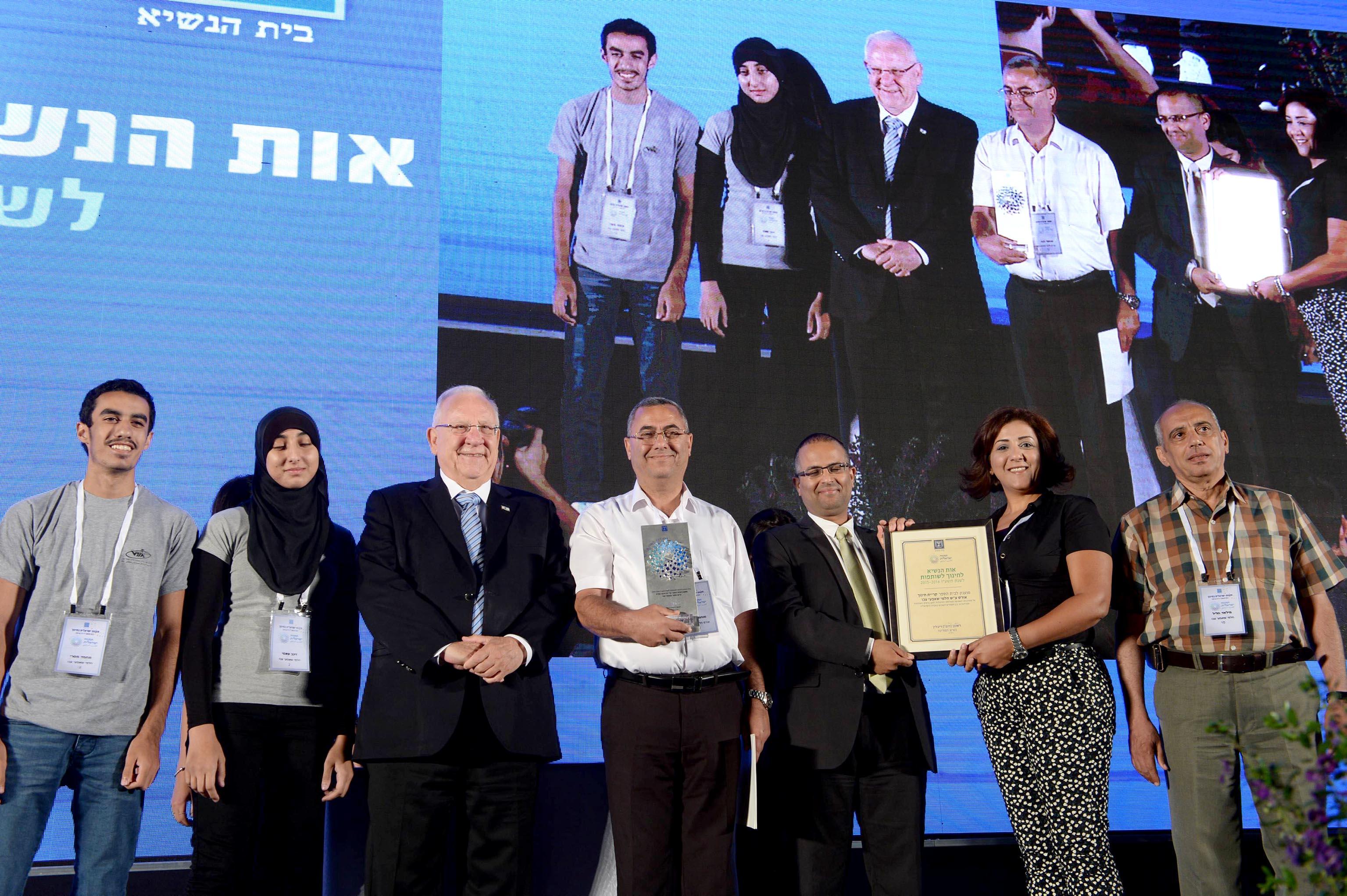 נשיא המדינה ומנכ"ל בית הנשיא עם מנהלי בתי הספר הזוכים.  צילום : מארק ניימן/ לע"מ