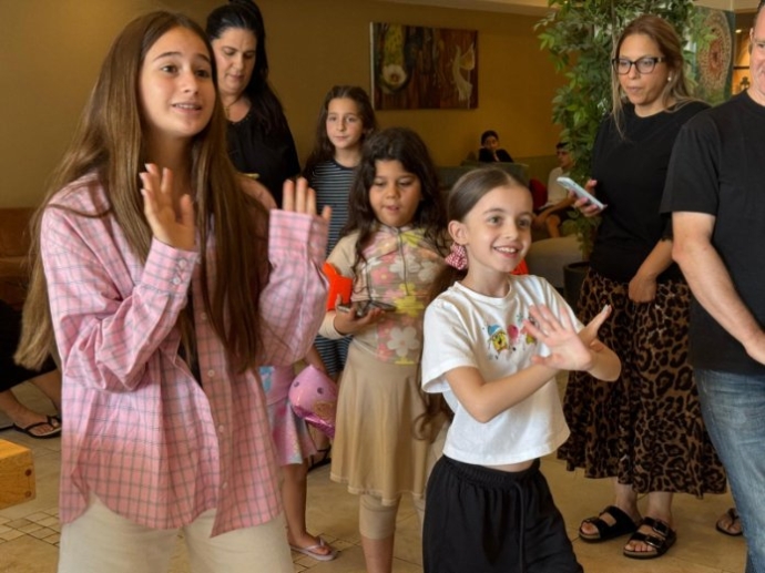 משפחות בנופש של האגודה למלחמה בסרטן במלון נווה אילן. צילום: האגודה למלחמה בסרטן