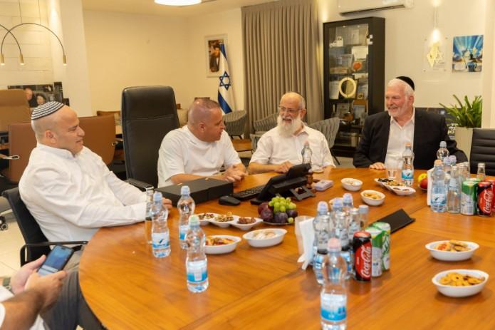 ראש העיר תומר גלאם ויובל זוזט, ראש מינהל החינוך, במעמד הענקת האות. צילום: סיון מטודי