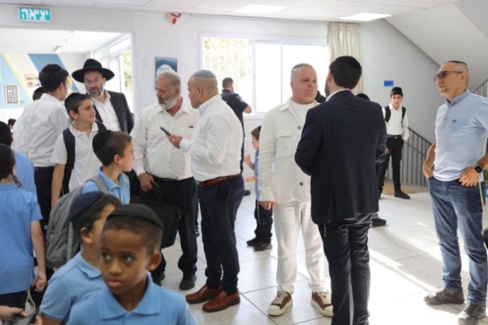 ראש העיר תומר גלאם משוחח עם התלמידים בכיתות תלמוד תורה 'פלא יועץ'. צילום: אלדד עובדיה | סיון מטודי