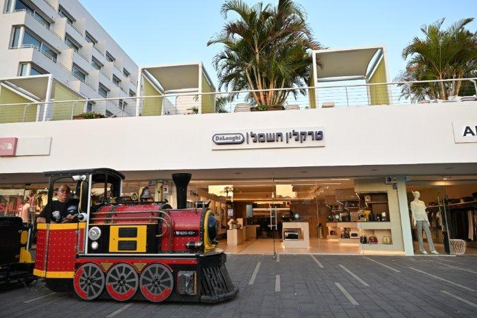 מכונות קפה אוטומטיות של De’Longhi בחנות החדשה בטיילת המלך שלמה. צילום: יהודה איטח