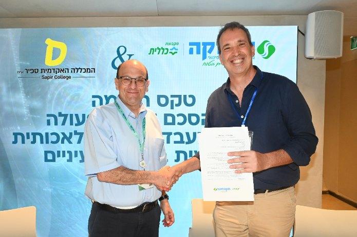 פרופ' שלומי קודש, מנהל סורוקה, ופרופ' ניר קידר, נשיא המכללה האקדמית ספיר, בטקס החתימה על השקת מעבדת ה-AI לרפואת עיניים. צילום: דוברות סורוקה