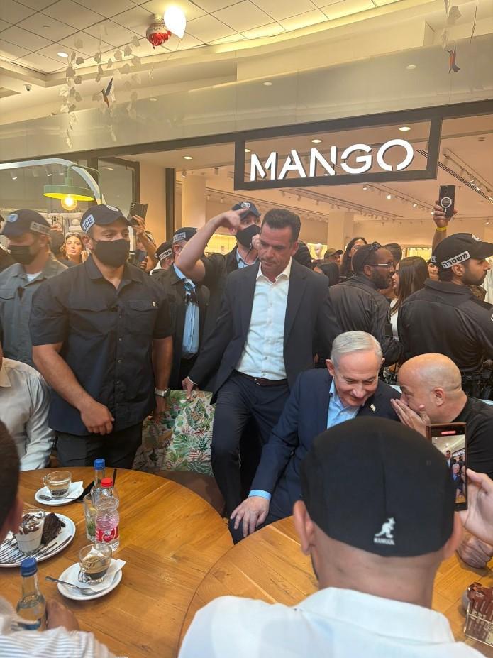 ראש הממשלה נתניהו וראש עיריית נתניה אבי סלמה בביקור בקפה גרג. צילום: אסף לוי