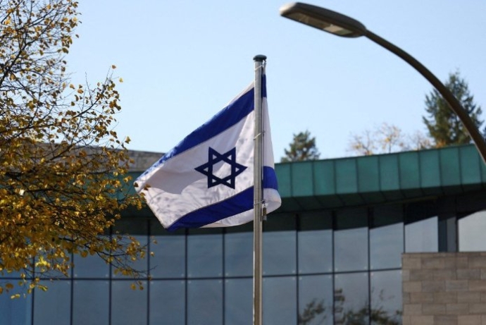 דגלי ישראל מחוץ לשגרירות. צילום: רויטרס