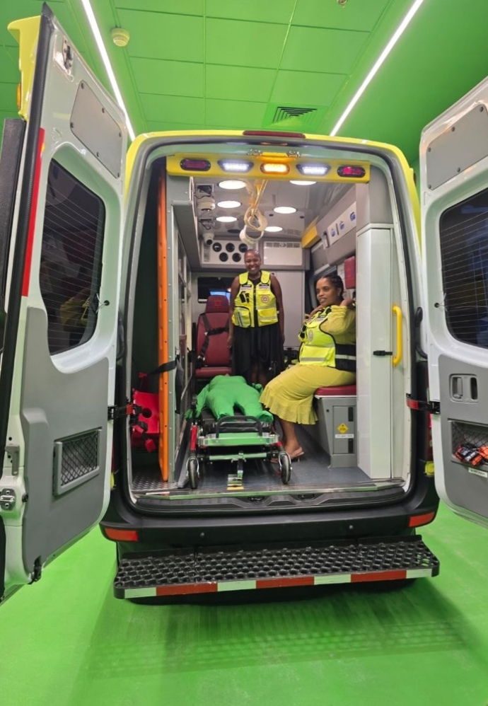 משלחת של מלכה, נסיכות ונסיכים משבטים בדרום אפריקה בביקור בקריית מגן דוד אדום ברמלה. צילום: דוברות מד"א