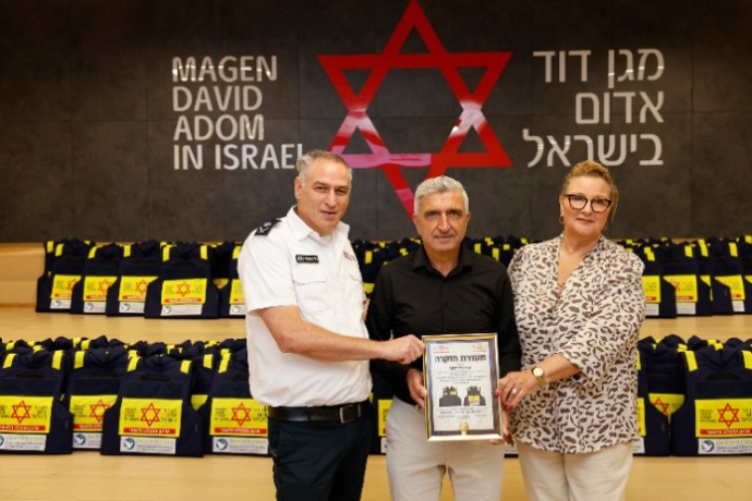 טקס חנוכת האמבולנס החדש ומסירת 750 האפודים הקרמיים בקריית מד"א ברמלה. צילום: גיא יחיאלי, הקרן לידידות