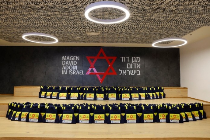האפודים הקרמיים שנתרמו לצוותי מד