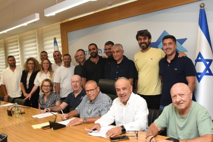 חתימת ההסכם הקיבוצי בנמל הדרום. צילום: יסמין גיל, דוברות ההסתדרות