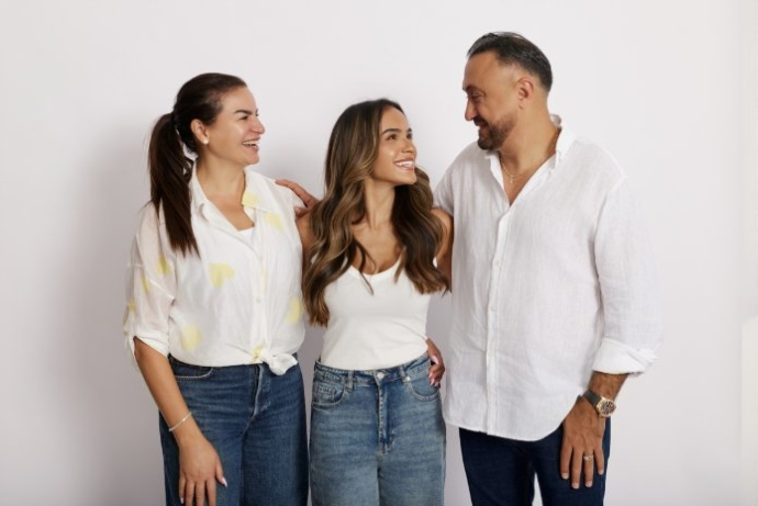 ההורים רוני ואזיתה אינסאנז עם איילין. צילום: שי פרנקו