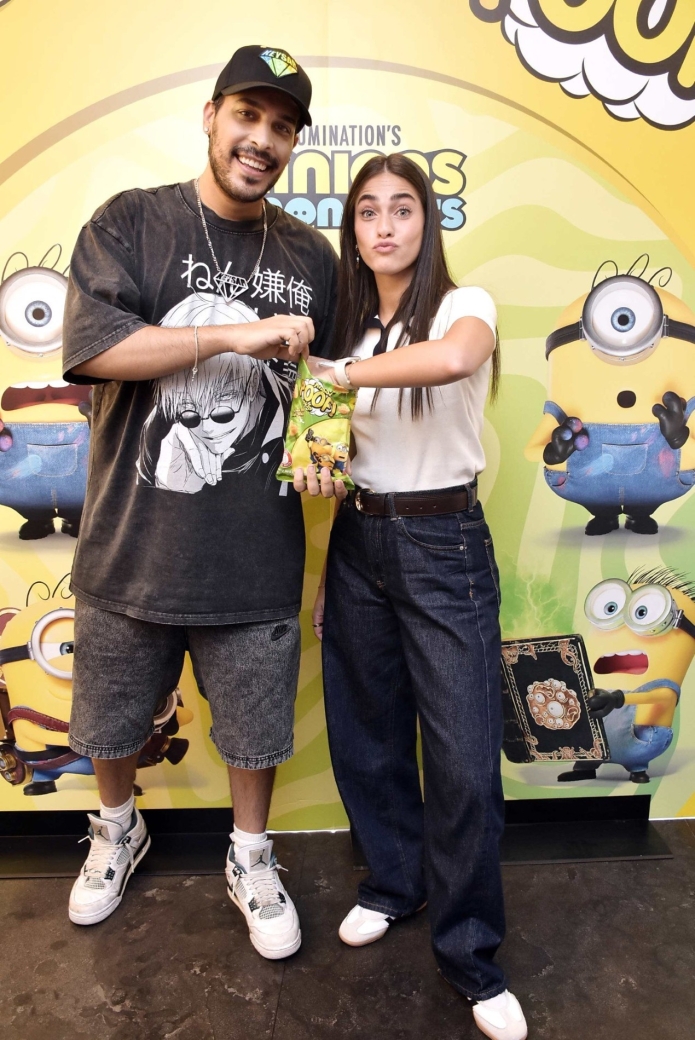 קים בן שמעון ובן קיסר עם אריזות פוף במהדורת המיניונים. צילום: אמיר מאירי