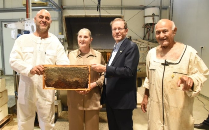 מימין: שלום יוסף, נשיא המדינה יצחק הרצוג, מיכל הרצוג והדבוראי עמית יוסף. צילום: המועצה להאבקה ודבש
