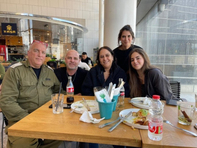 בכירי רשת קפה גרג עם משפחת אשל