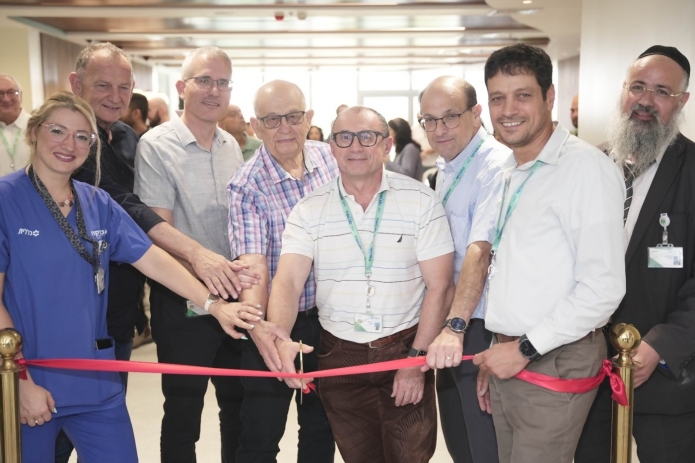 גזירת הסרט בטקס חנוכת מחלקה פנימית ב' המחודשת בסורוקה. צילום: דני בן דוד
