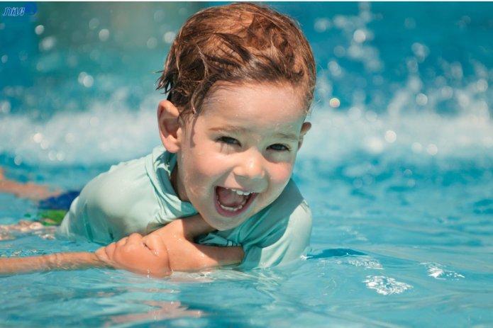 טיפול הידרותרפיה לילדים על הרצף האוטיסטי. צילום: עמותת מרכז בועות