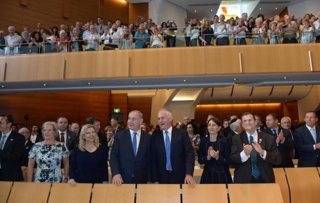 רה"מ בנימין נתניהו ורעייתו בביקור בבית הכנסת המרכזי בסידני אוסטרליה. צילום: חיים צח, לע"מ