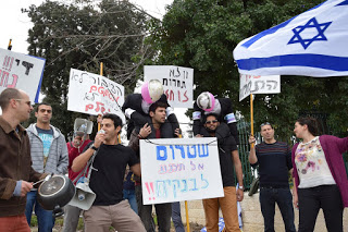 קואליציית האירגונים קיימו הפגנה מול ועדת שטרום: אחרי שכל הרגולטורים לשעבר באו להפחיד, הגענו כדי לתת את הגב הציבורי לפתיחת השוק לתחרות