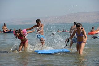 חופי הכינרת. מעכשיו מצילים עד 19:00