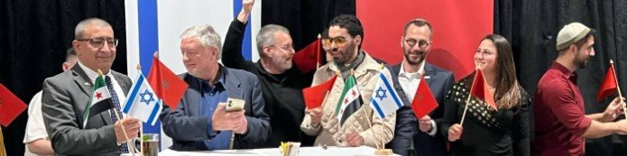 משתתפים באירוע של התנועה האברהמית אוחזים דגלונים. צילום: באדיבות התנועה האברהמית