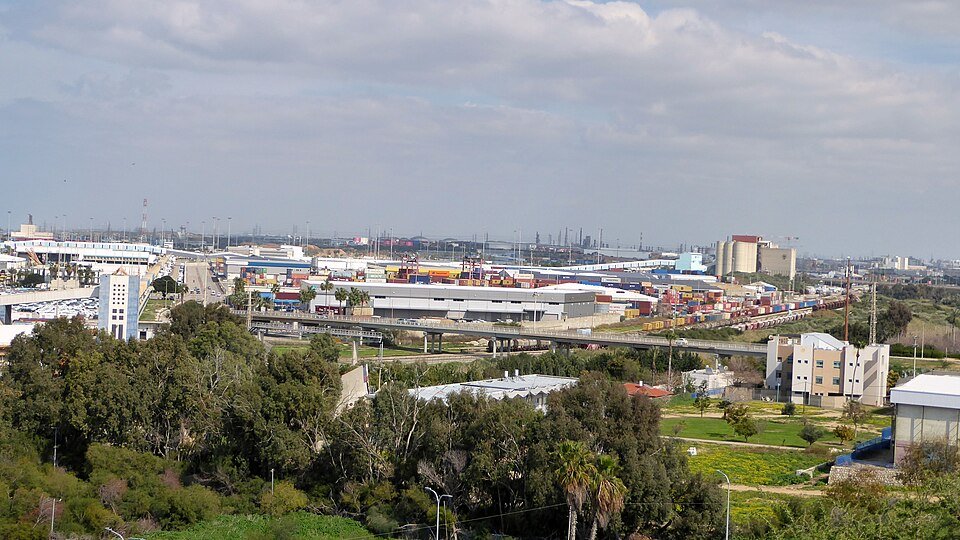 הנוף מגבעת יונה על אשדוד ועל הנמל (צילום: Chenspec / ויקישיתוף, CC BY-SA 4.0)