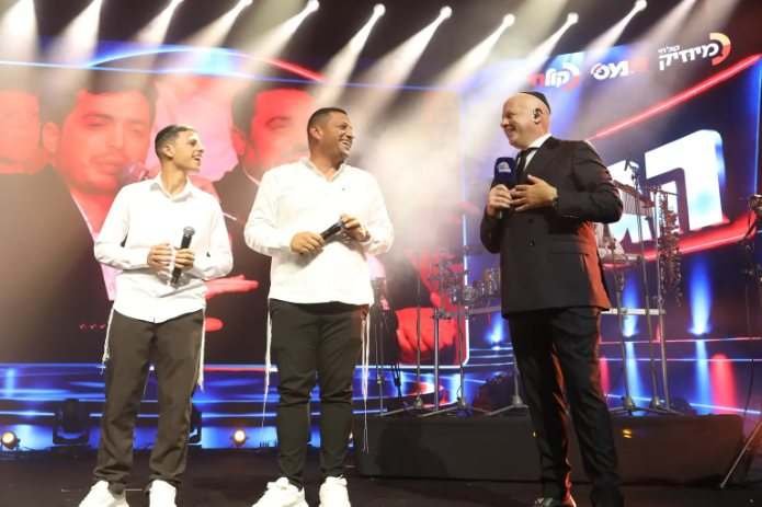 גיא ואיתי איבגי על במת הגמר של 'הקול החדש בדרכים' בבנייני האומה, לצד המנחה מנחם טוקר | צילום: עובדיה כלימי ואלדד עובדיה