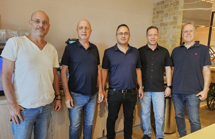 מימין לשמאל: אמיר בכר, דרור איגרמן, איתן צבי, שגב ירבעם ואיתי דומב בכנס אבוקדו גל למגדלי אבוקדו בצפון | צילום: אבוקדו גל