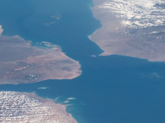 מצרי באב אל-מנדב, בין תימן לאפריקה, כפי שצולמו מתחנת החלל הבינלאומית. צילום: NASA Johnson Space Center / Wikimedia Commons, נחלת הכלל