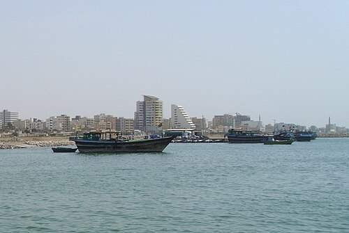 סירות עץ מקומיות מתקרבות לחוף בנדר עבאס, עיר הנמל האיראנית שמול מצר הורמוז, בצילום שתועד בהפלגה מהאי קשם. | צילום: Petrus Adamus / ויקישיתוף, רישיון CC BY-SA 3.0 CZ
