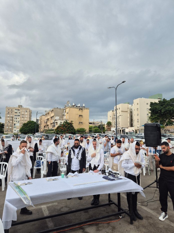 עשרות כהנים תושבי העיר במעמד ברכת הכהנים באשקלון. צילום: יח"צ