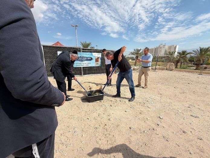 הנחת אבן הפינה למקווה הטהרה במתחם המלונות בעין בוקק | צילום: דוברות המשרד לשירותי דת