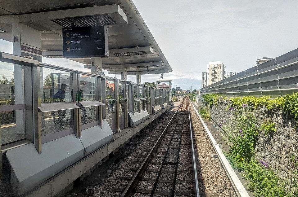 תחנת אמאייר שטראן של המטרו הקופנהגני, בקטע שמעל פני הקרקע