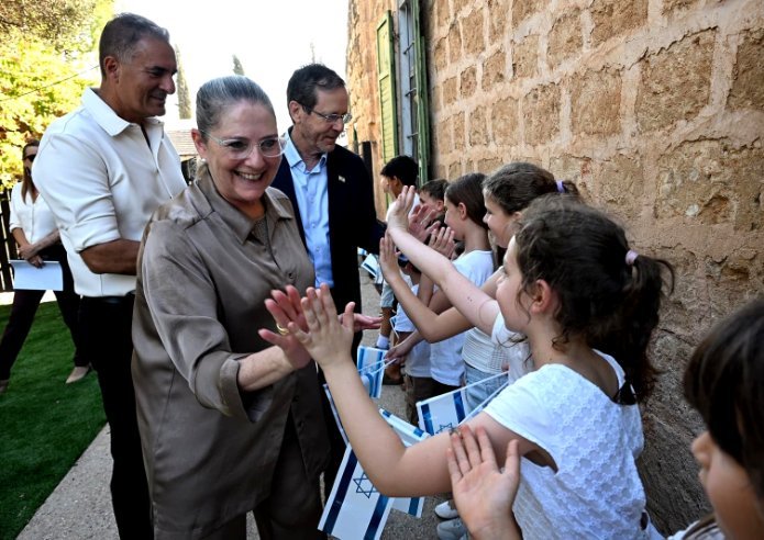 ביקור נשיא המדינה יצחק הרצוג ורעייתו באחוזת דוברובין ביסוד המעלה. צילום: חיים צח, לע"מ | צילום: צילום: חיים צח, לע"מ