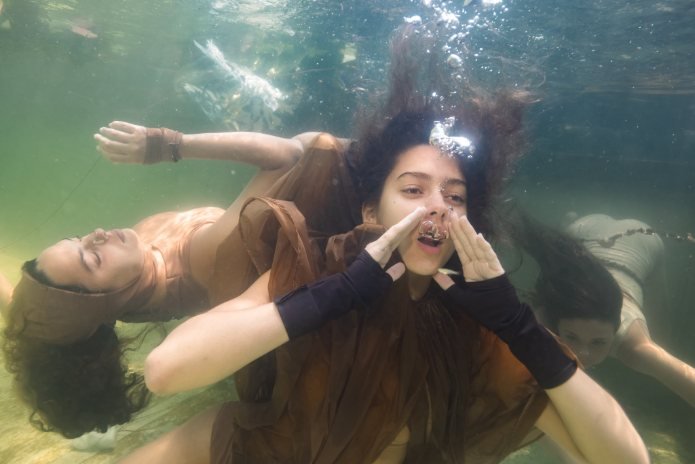 אילת כרמי ומירב הימן, ״הסירנות של כיכר ביאליק״ – עבודת וידאו חדשה שצולמה בכיכר ביאליק | צילום: יח״צ