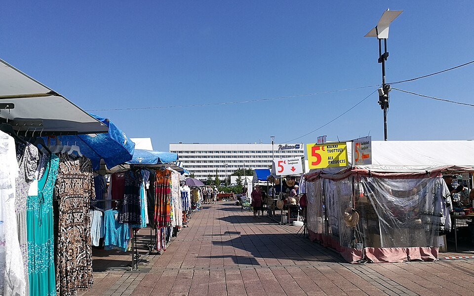 דוכני השוק הצבעוניים בכיכר השוק של אולו