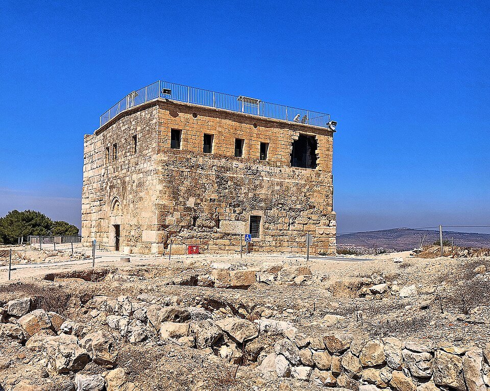 מגדל המצודה הצלבנית בציפורי, מבנה אבן מרובע עם חלונות קטנים
