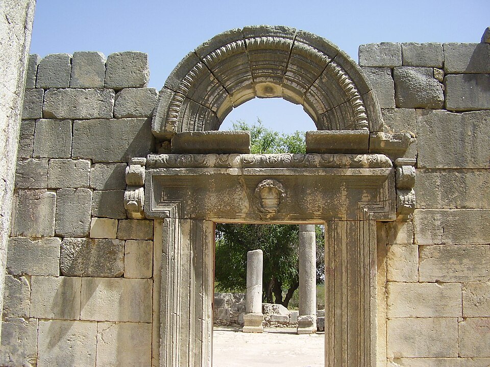 חזית האבן המגולפת של בית הכנסת העתיק בברעם
