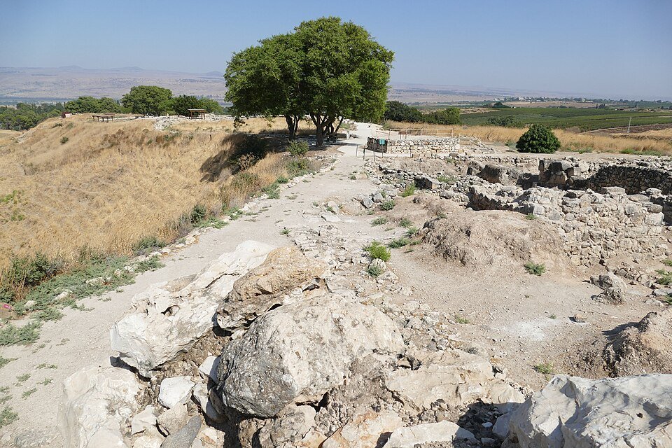 שרידי החפירות בתל חצור והנוף אל העמק שמסביב