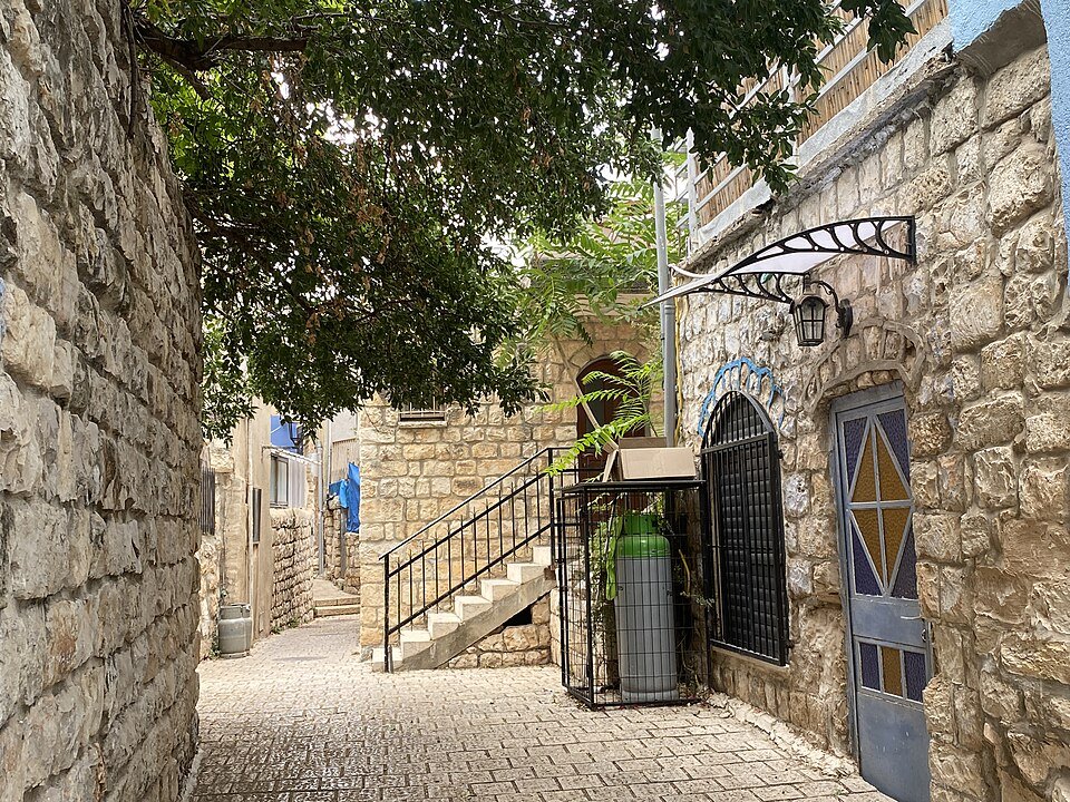סמטת אבן עם מדרגות בעיר העתיקה של צפת