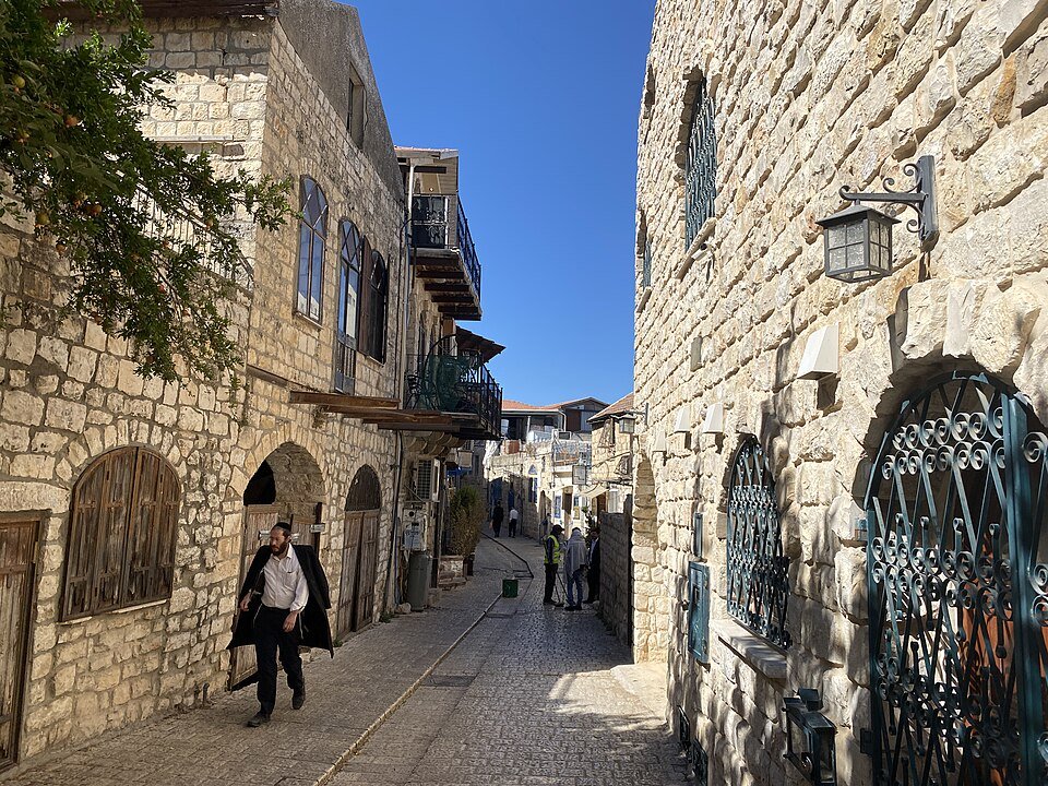 רחוב בעיר העתיקה של צפת עם בתי אבן ודלתות צבועות