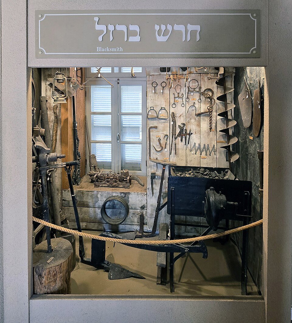 חדר משוחזר עם כלי עבודה ורהיטים במוזיאון ראשון לציון