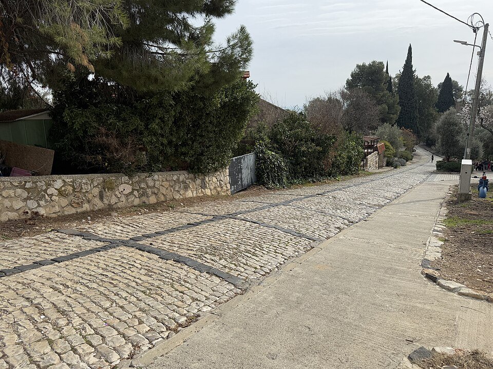 רחוב המרצפות המשוחזר במושבה העתיקה בראש פינה