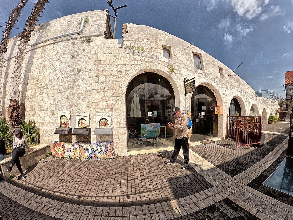 חנויות וגלריות בקשתות האבן של רחוב המייסדים בזכרון יעקב
