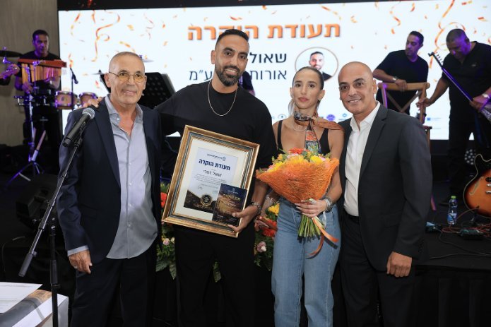 תעודת הוקרה לקבלן שאול דמרי, חברת אורות גת. צילום: EVENTS