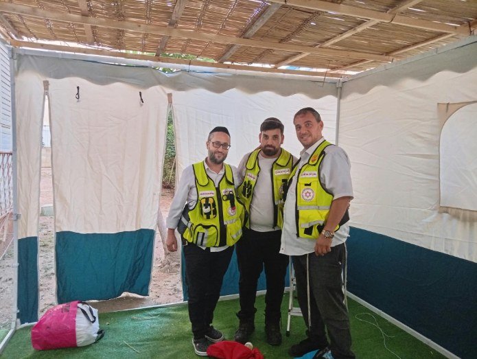 כונני מד"א בזירת האירוע בנתניה, לאחר שהשלימו את בניית הסוכה. צילום: דוברות מד"א