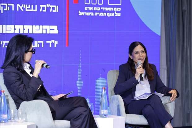 על במת כנס "בונים ביחד", כנס תאגידי כוח האדם של ענף הבנייה בישראל. צילום: גיא יחיאלי