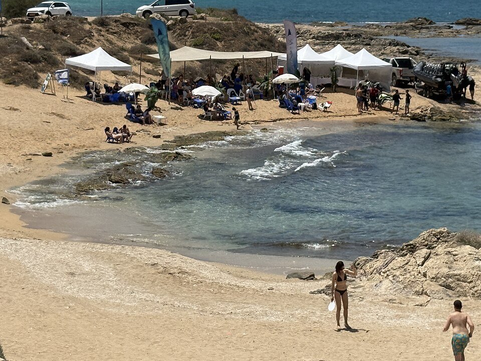 המפרצונים הטבעיים בחוף אכזיב, עם מים רדודים וסוככים על החול (צילום: שלמה רודד, PikiWiki, CC BY 2.5)