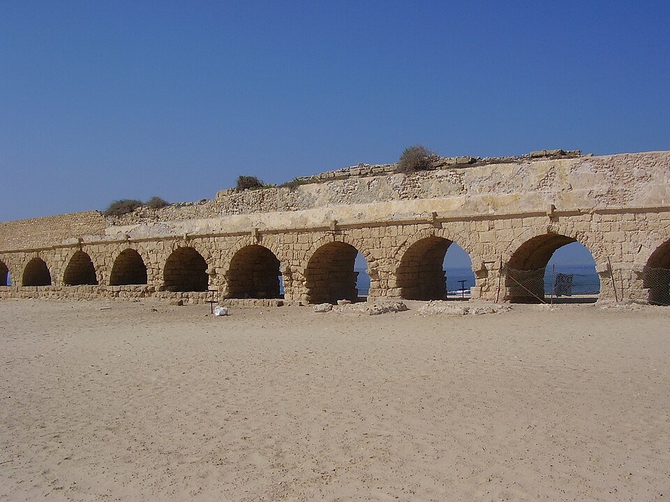 אמת המים הרומית לאורך חוף קיסריה – חוף חול רחב שמשלב רחצה עם אתר עתיקות | צילום: צילום: ד״ר אבישי טייכר, ויקישיתוף, CC BY 2.5